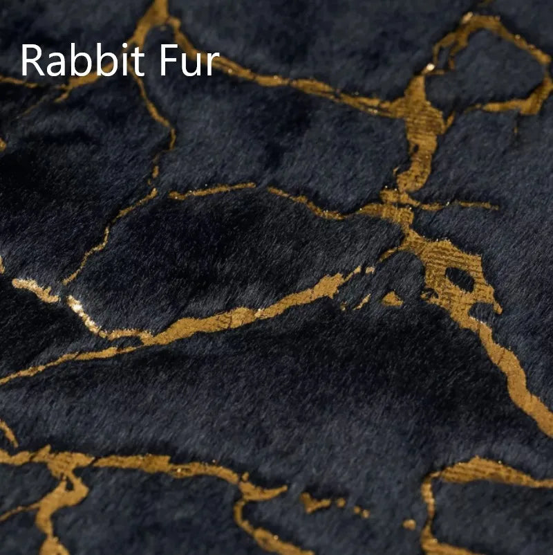 Tapis de bain en fourrure douce bleu détaillé montrant la texture