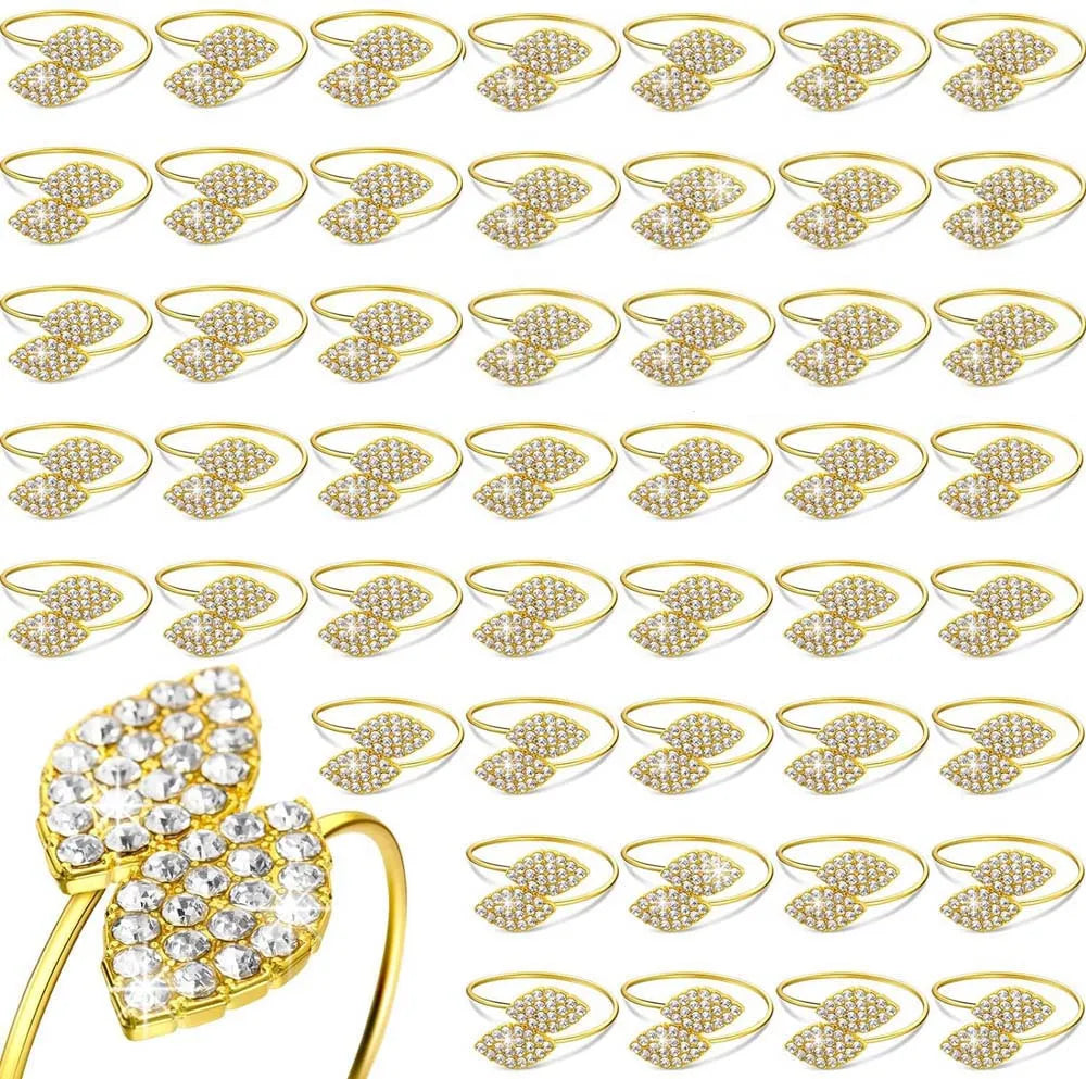 Ensemble de bagues dorées ornées de pierres brillantes en forme de feuille.