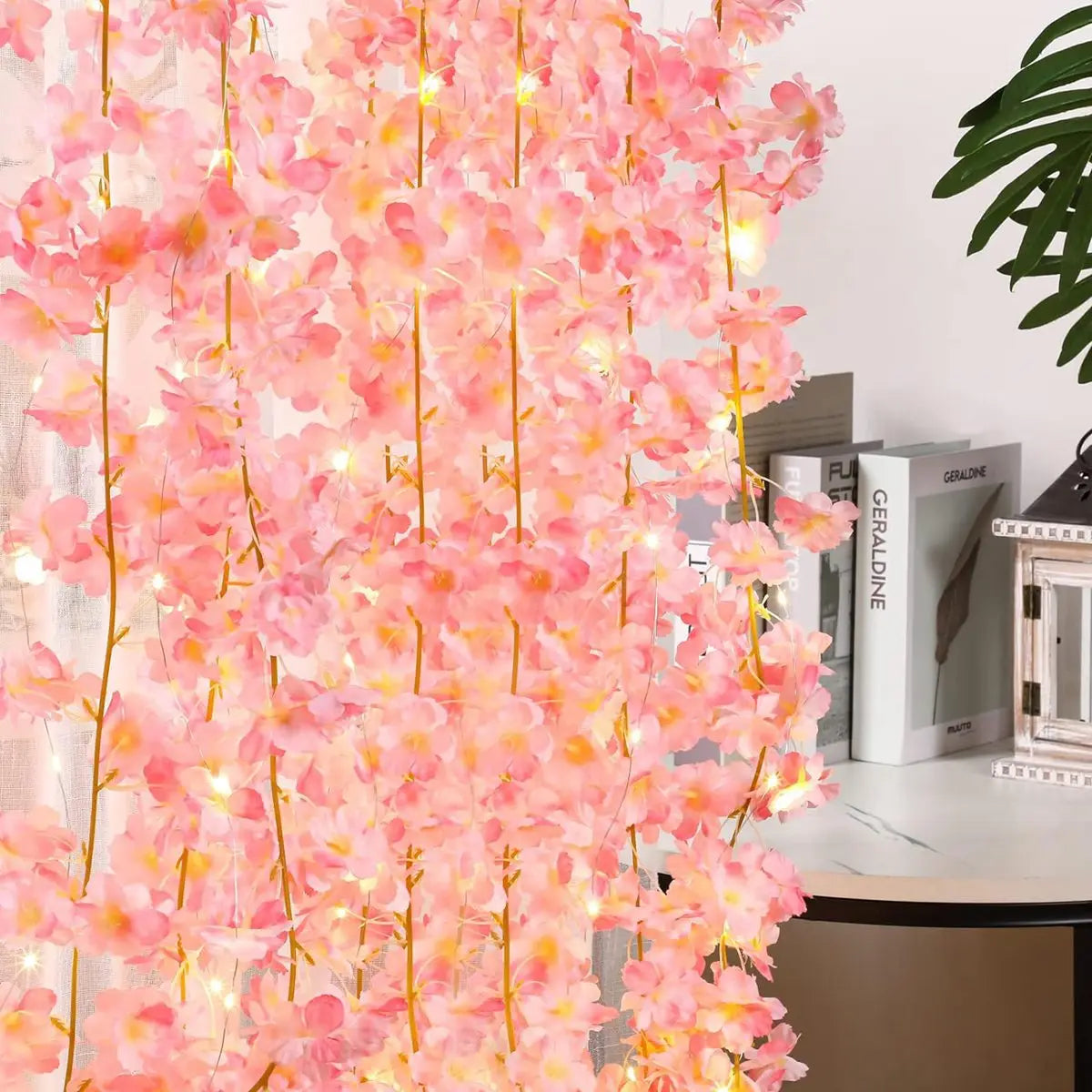 Guirlande lumineuse fleurs cerisier dans un vase