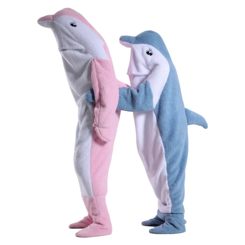Deux peluches de dauphins aux couleurs pastel, l'une rose et l'autre bleue, se tenant côte à côte sur un fond blanc.