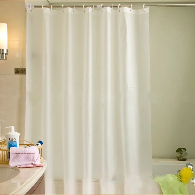 Rideau de douche élégant dans une salle de bains magnifiquement conçue, avec une baignoire blanche étincelante, des accessoires de plomberie modernes et un robinet élégant. Le rideau, suspendu à une tringle de douche solide, présente un motif attrayant qui complète la décoration intérieure. La scène comprend également du linge de toilette de haute qualité, soulignant l'élégance et la fonctionnalité de la pièce.