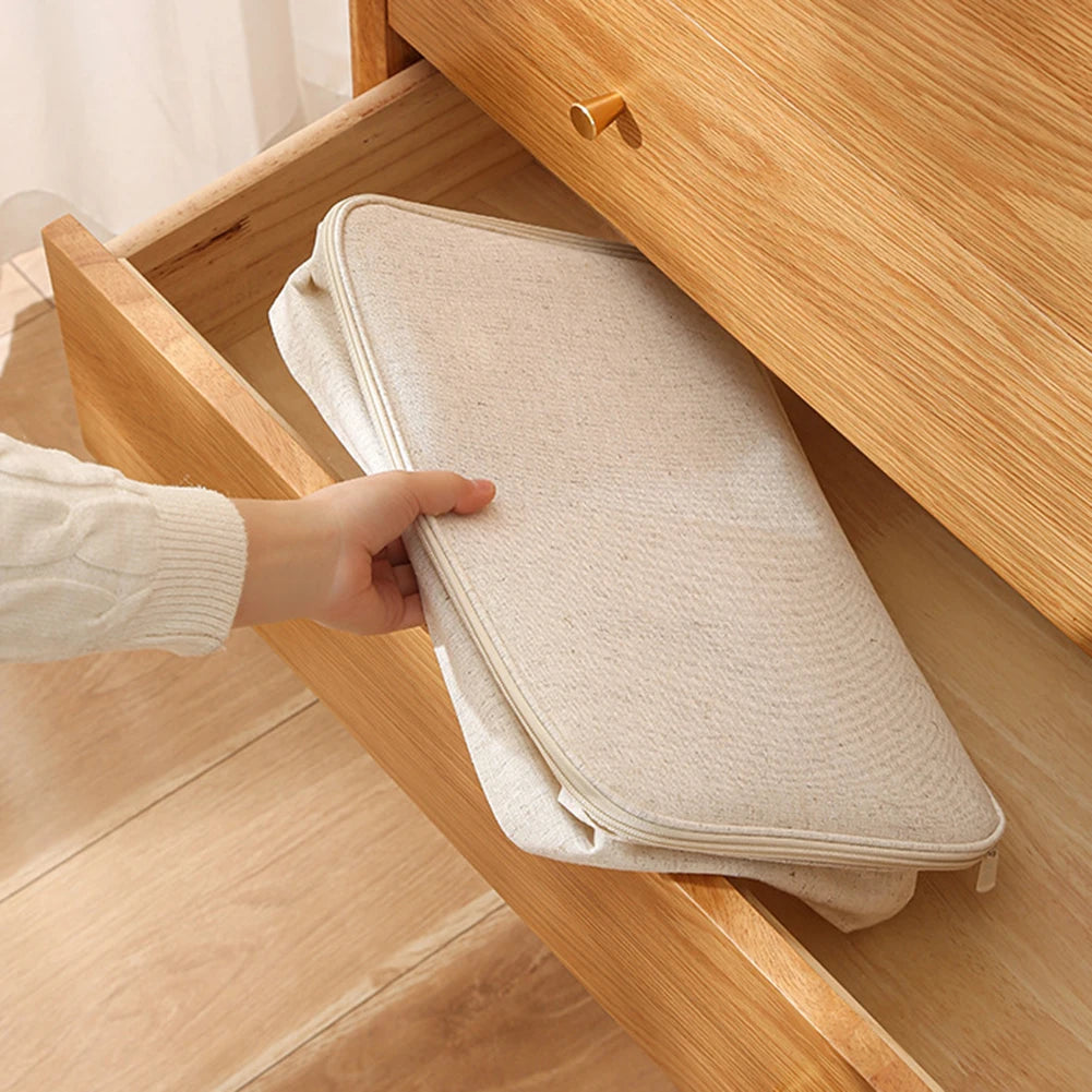 Boîtes de rangement empilées dans un dressing