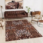 Tapis décoratif en peau de léopard, posé sur un sol clair dans un salon moderne avec un canapé en cuir brun et d'autres meubles en bois.