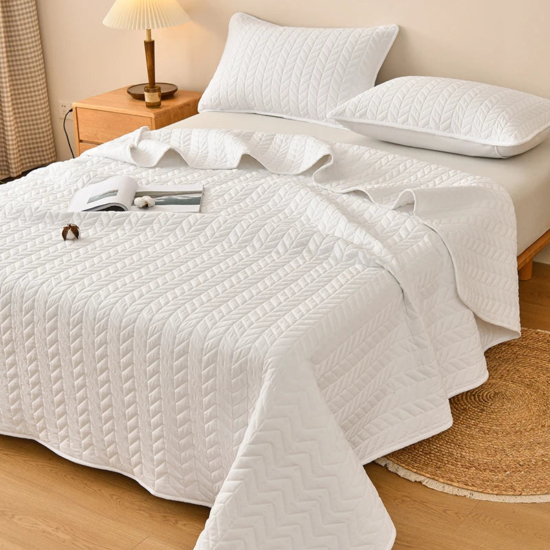 Ensemble couvre-lit blanc 3 pièces sur un lit queen