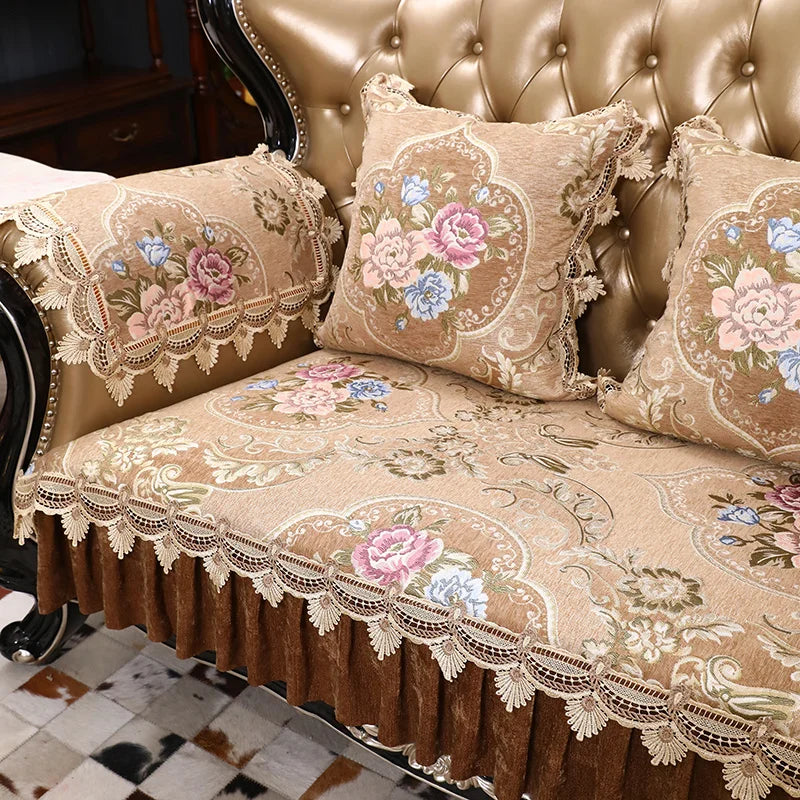 Cette belle garniture de canapé aux motifs floraux délicats et à la dentelle élégante crée une atmosphère chaleureuse et raffinée dans l'espace.