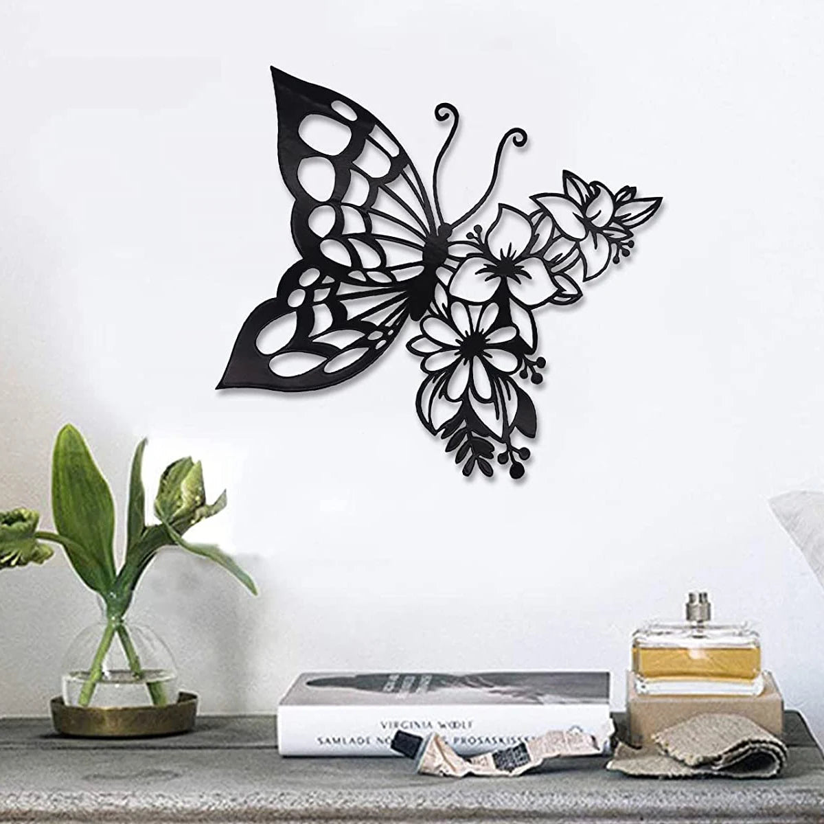 Papillon métal accroché au-dessus d'un canapé