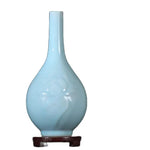 Vase de porcelaine de couleur bleu ciel avec un col élancé et une forme arrondie.