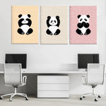 Trois affiches décoratives colorées avec des silhouettes de pandas assis dans différentes postures, créant un décor ludique et apaisant pour un bureau ou une chambre d'enfant.