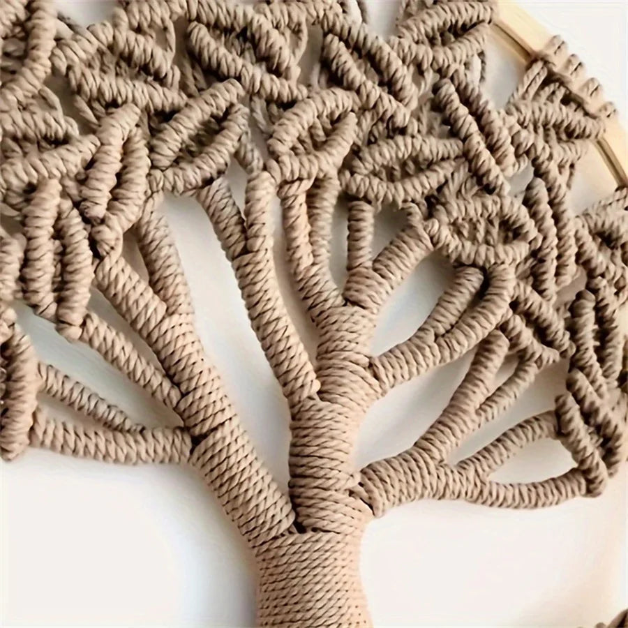 Tenture arbre de vie accrochée dans une chambre de fille