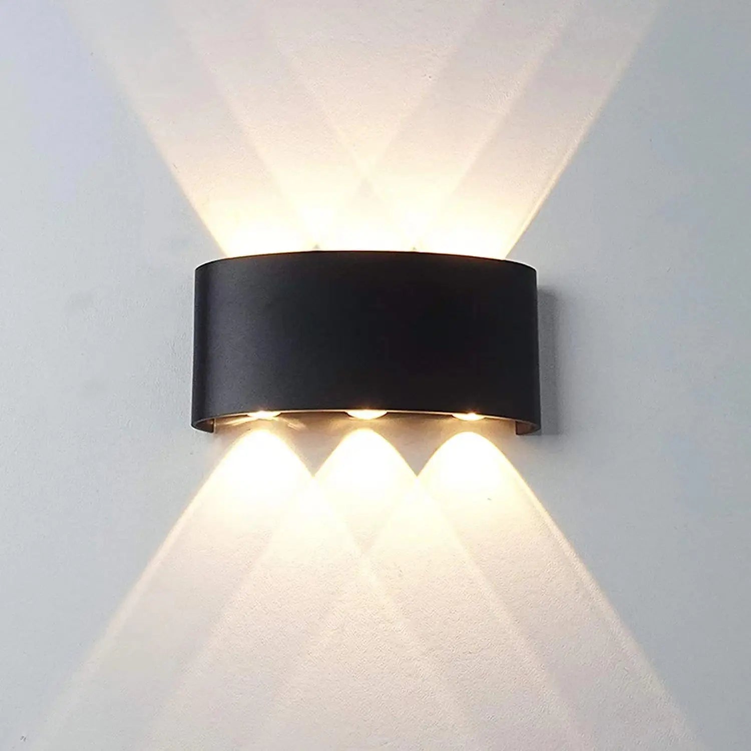 Applique murale LED blanche moderne sur mur gris