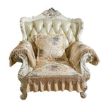 Le fauteuil antique orné de motifs floraux est un meuble de luxe et d'élégance, avec ses accents dorés et sa tapisserie délicate.