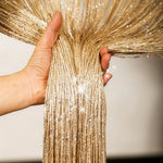 Produits décoratifs dorés scintillants, parfaits pour embellir votre intérieur avec élégance. Le jeu de lumière sur ces accessoires apporte une touche luxueuse et festive à votre espace.