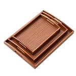 Plateau de service à thé en bois avec théière et tasses assorties
