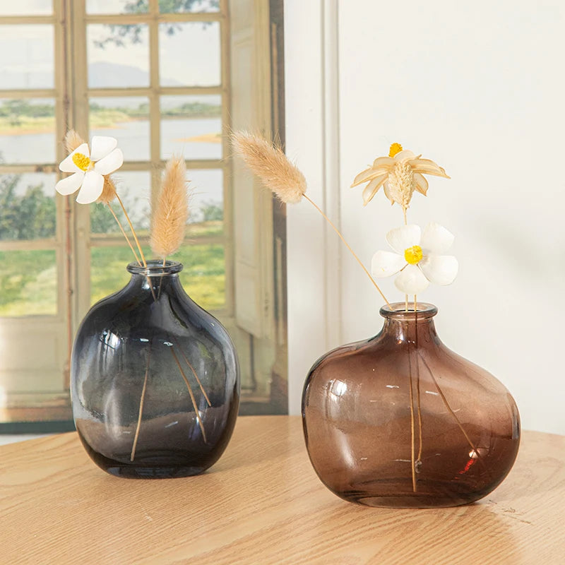 Vase en verre rétro dans un salon moderne
