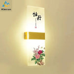 Vue de côté de l'applique murale LED pour montrer son design floral élégant