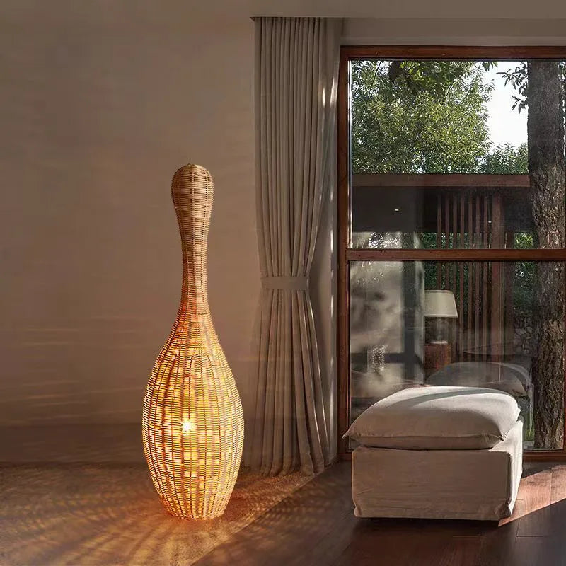Lampadaire créatif en rotin - Éclairage doux dans un salon
