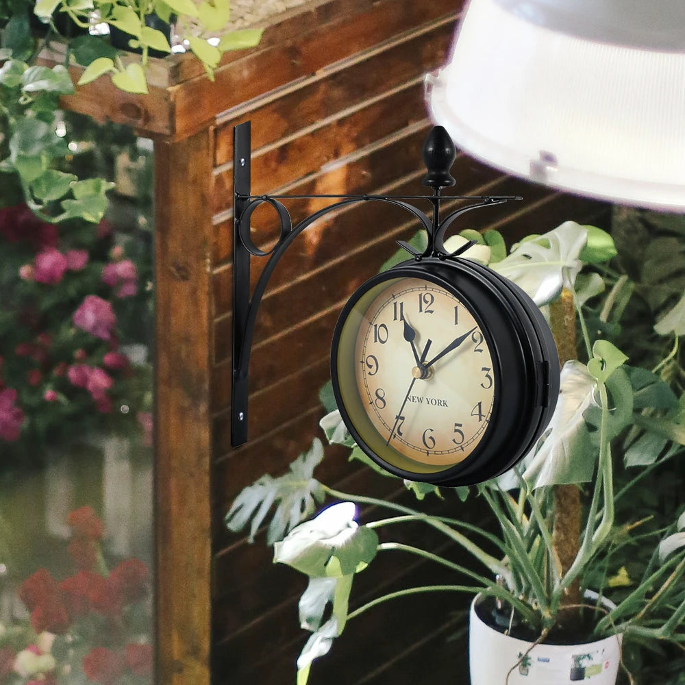 Horloge murale noire dans un salon
