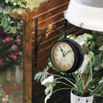 Horloge murale noire dans un salon