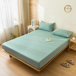 Drap-housse imperméable bleu sur lit double