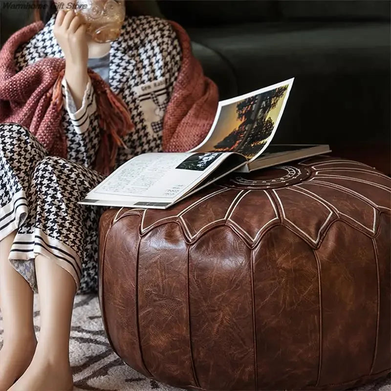 Pouf marocain jaune servant de repose-pieds dans un intérieur moderne