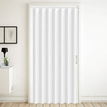 Voilage blanc occultant installé en séparation de pièce, style minimaliste moderne avec plissé vertical, dans un intérieur épuré et lumineux.
