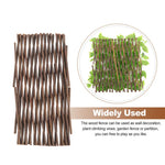 Treillis en saule extensible brun supportant des plantes