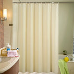 Rideau de douche élégant en tissu blanc dans une salle de bain design avec des accessoires de plomberie modernes tels qu'une baignoire, un robinet et des luminaires, mettant en valeur l'aménagement intérieur et l'harmonie des couleurs. Le rideau contribue à l'ambiance apaisante de la pièce et apporte une touche de fraîcheur avec son linge assorti.