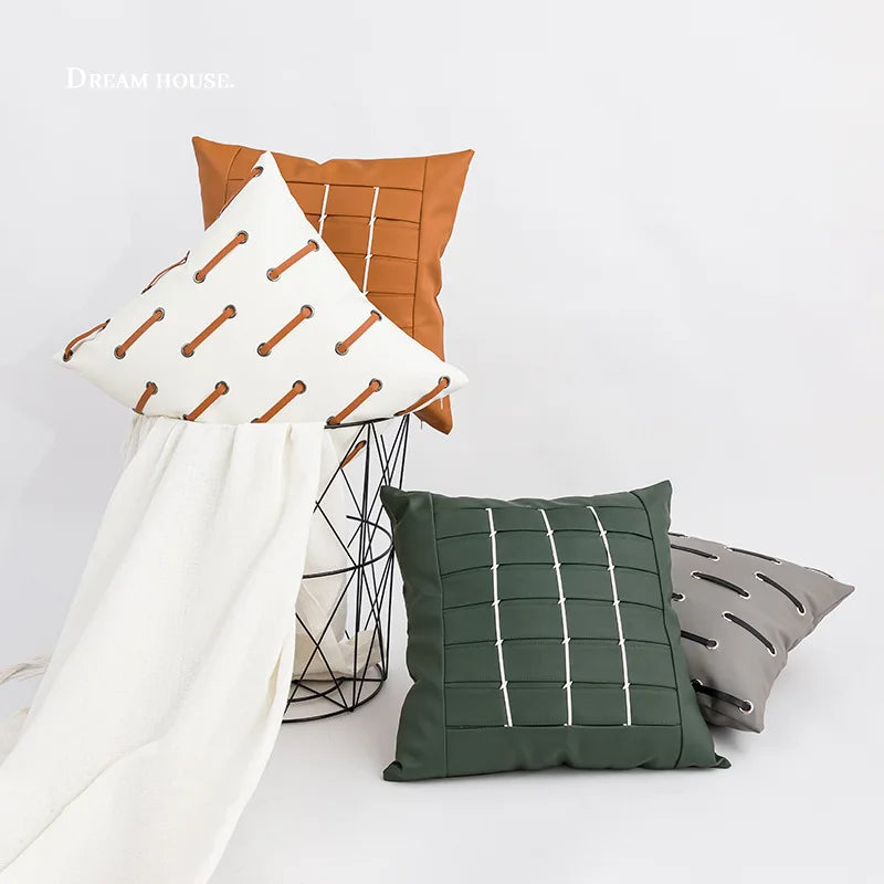 Coussin décoratif géométrique blanc et marron avec motifs graphiques, coussin vert avec grille, et dessus de lit blanc et marron avec design abstrait.