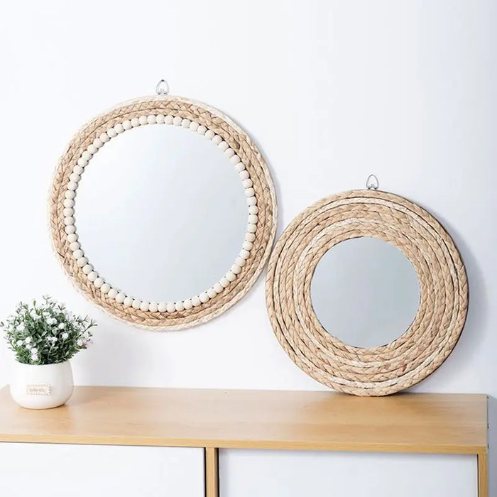 Miroir rond en rotin rouge accroché au mur d'un salon