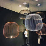 Lustre suspension moderne éclairant un salon avec ambiance chaleureuse