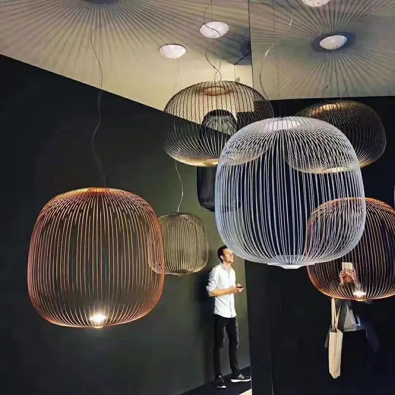 Lustre suspension moderne éclairant un salon avec ambiance chaleureuse