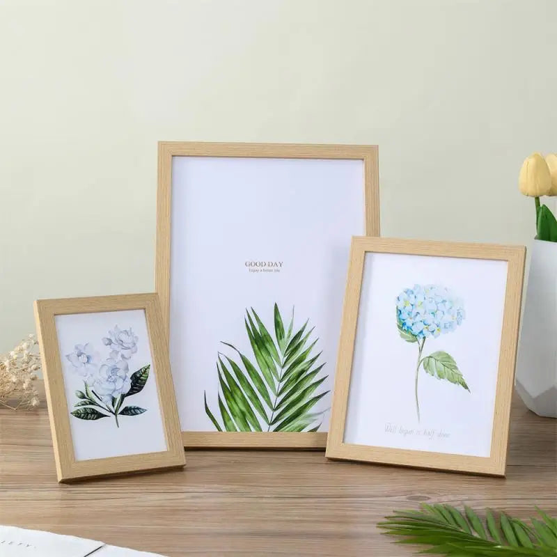 Cadre photo en bois A4 blanc posé sur une table