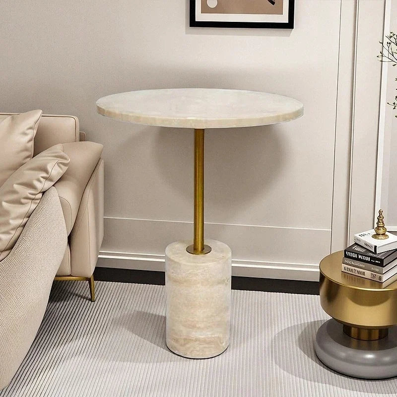 Tête de lit travertin utilisée comme table d'appoint dans un salon design