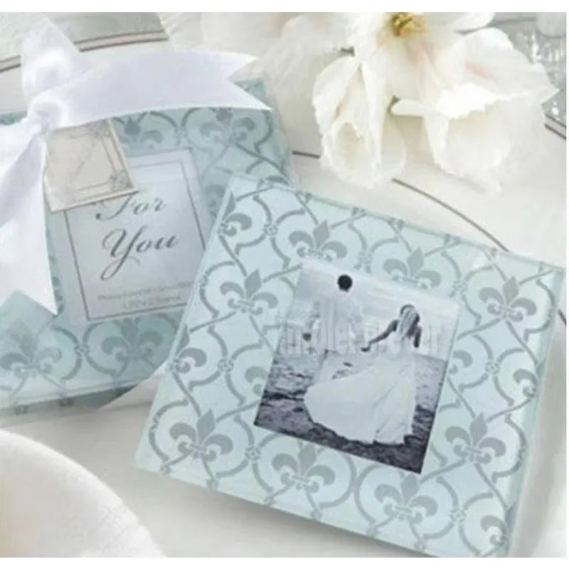 Sous-verres en verre rouge avec cadre photo fleuri sur table