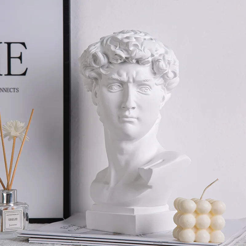 Sculpture tête de David en résine placée sur une étagère design