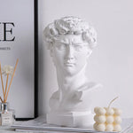 Sculpture tête de David en résine placée sur une étagère design