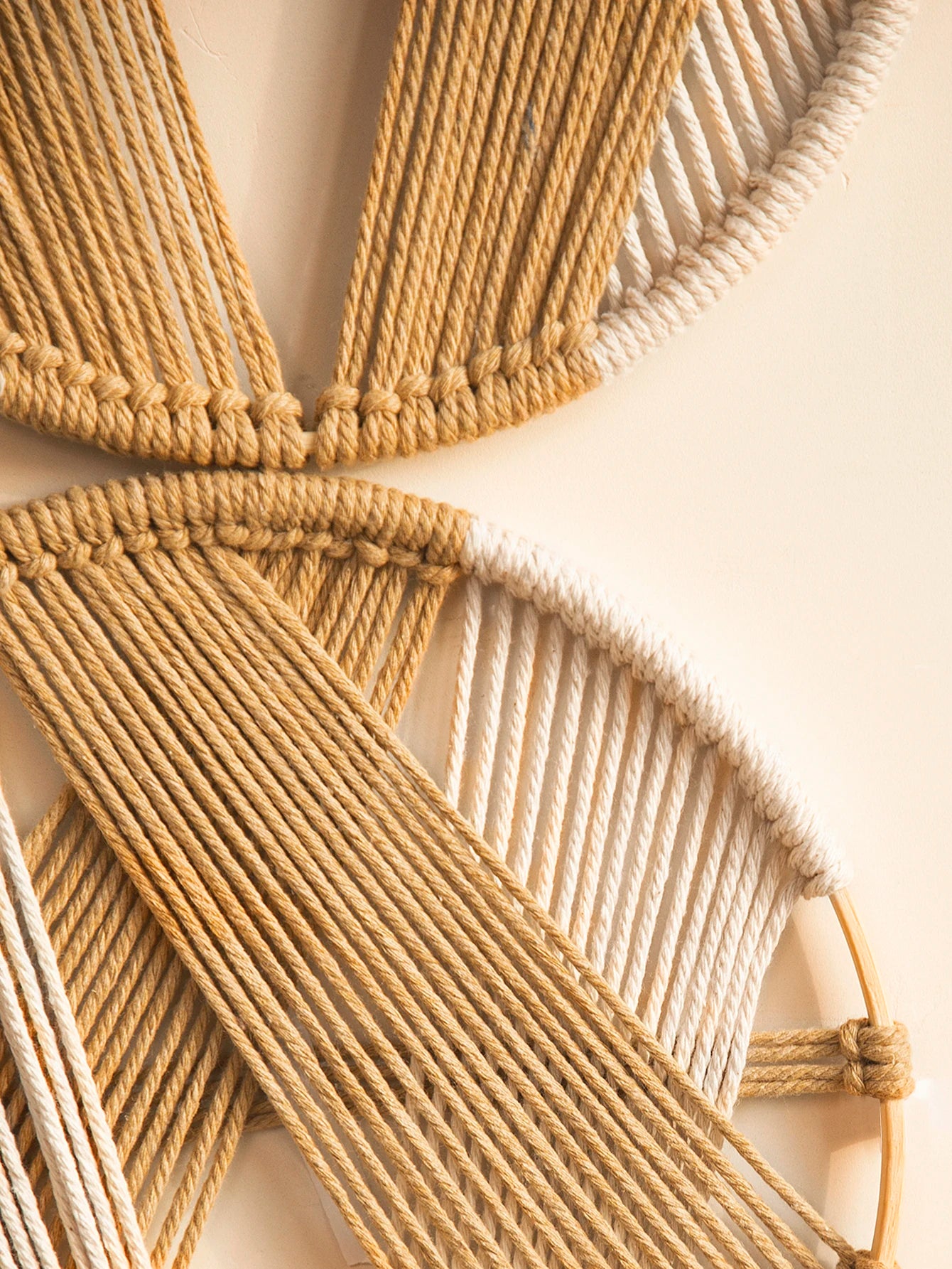 Détail du tissage fait main attrape-rêves macramé