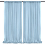 Des rideaux en voile bleu pastel, suspendus à une tringle, ornent la fenêtre de manière élégante et apaisante.