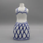 Une forme de vase décorative blanche et bleue avec un motif géométrique abstrait