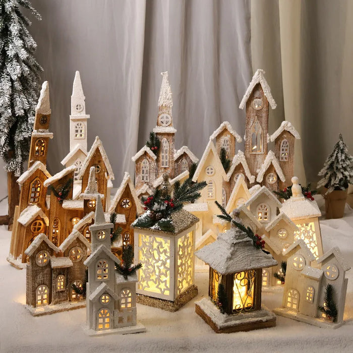 Château de Noël en bois lumineux couvert de neige sur rebord de fenêtre