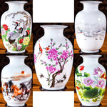 Vase en porcelaine blanche avec des motifs floraux et animaliers peints à la main, représentant des scènes de la nature.