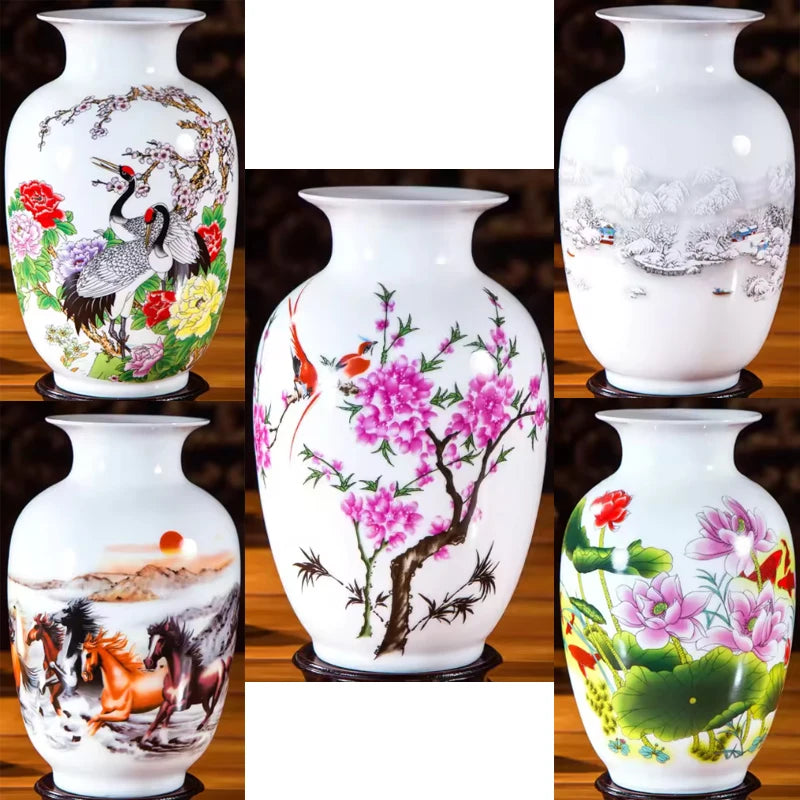 Vase en porcelaine blanche avec des motifs floraux et animaliers peints à la main, représentant des scènes de la nature.