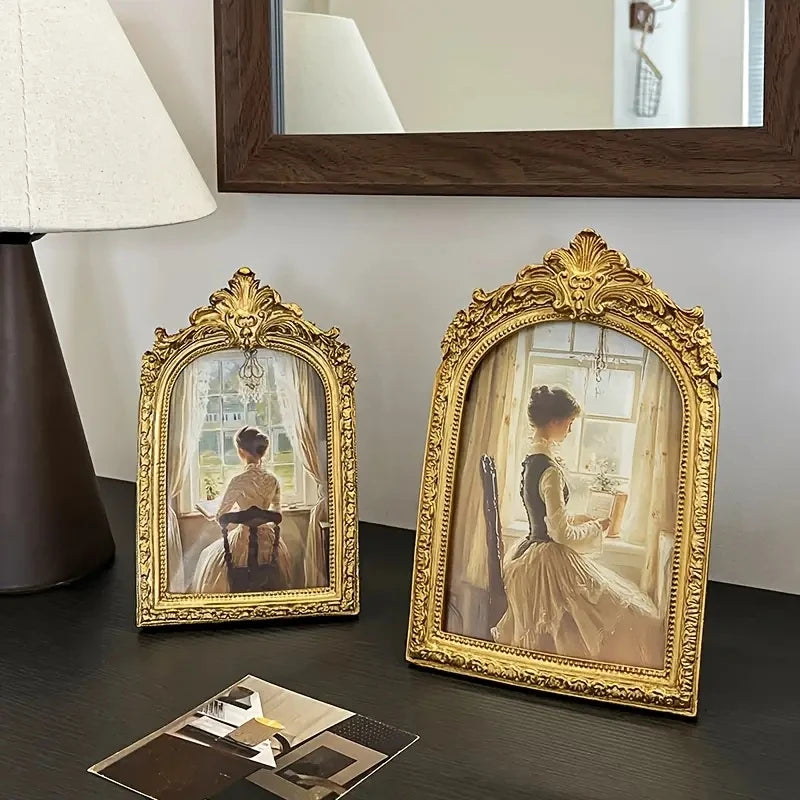 Cadre photo en résine rétro français couleur jaune sur bureau