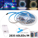 Ruban LED à piles flexible blanc installé derrière un téléviseur moderne