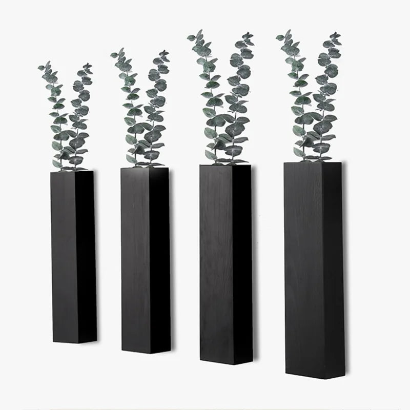 Jardinière murale noire en bois avec plantes vertes dans un salon moderne