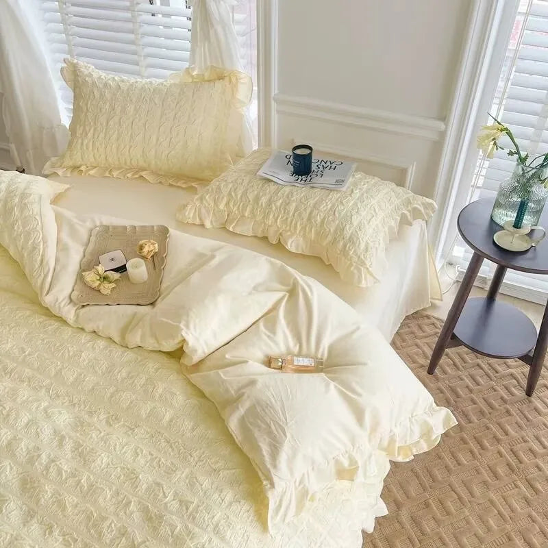 Parure de lit jaune dans une chambre à coucher décorée avec style