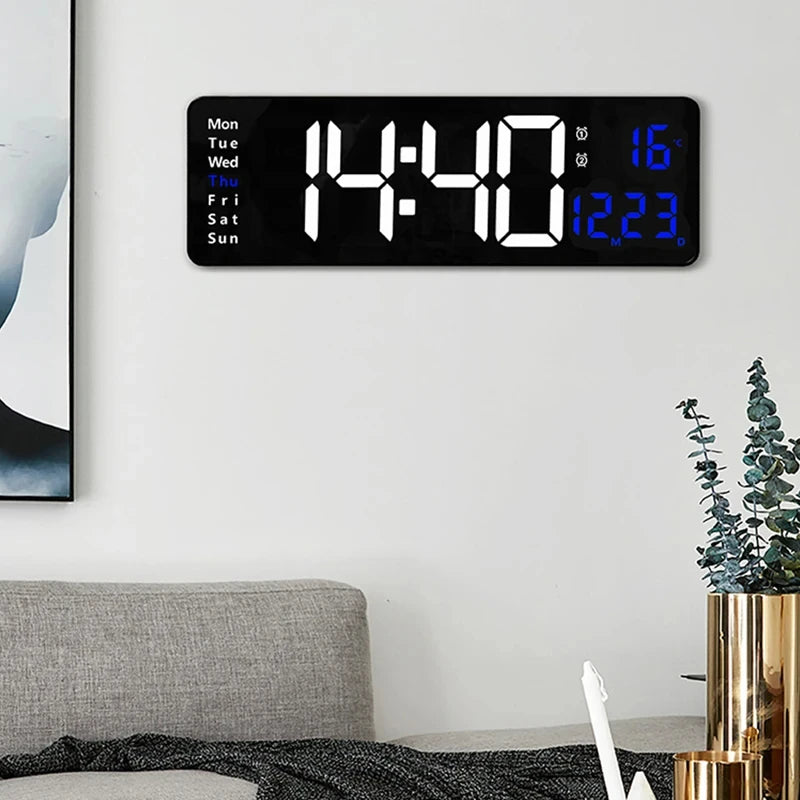 Vue de profil montrant la conception mince de l'horloge numérique