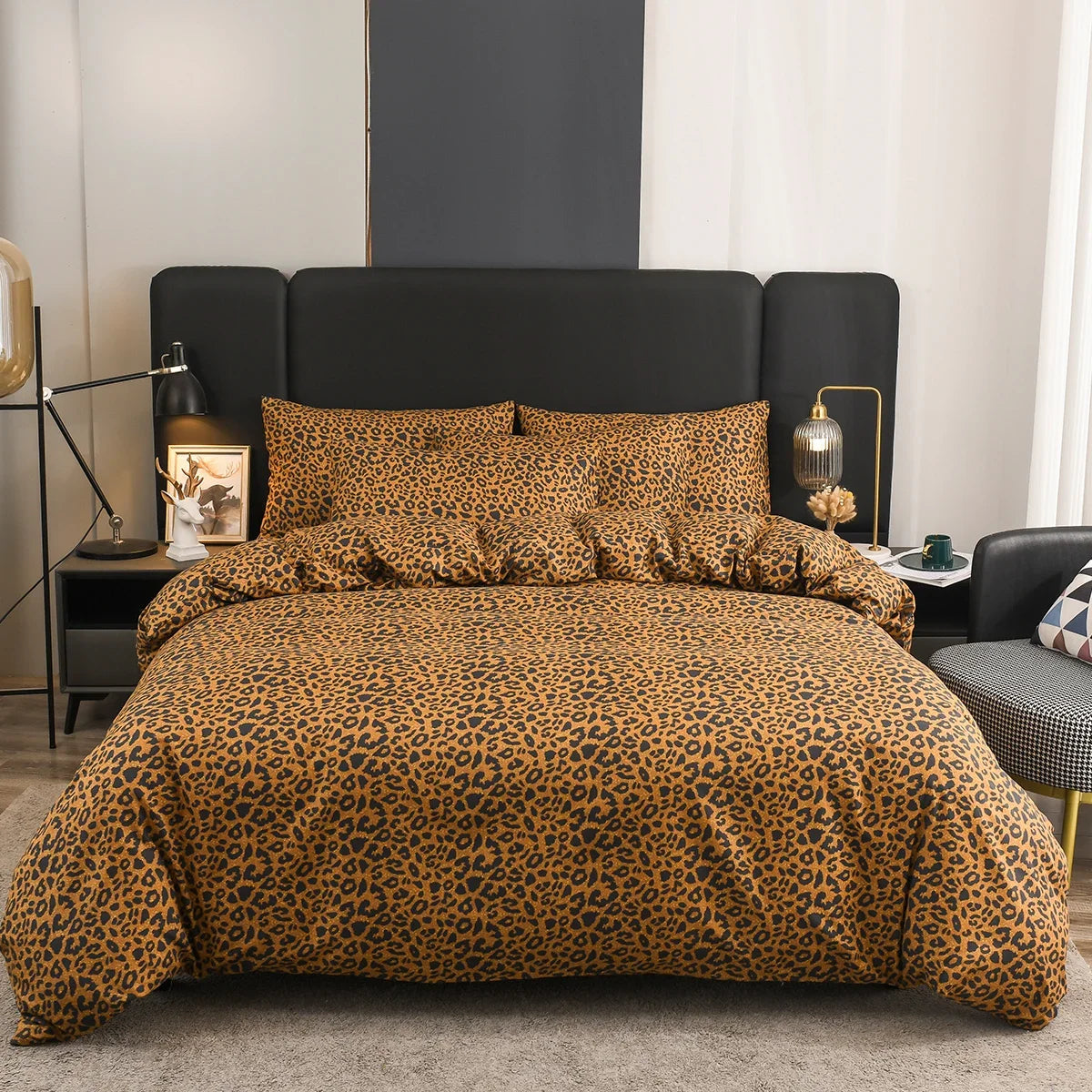 Détail de l'impression léopard sur la housse de couette en microfibre
