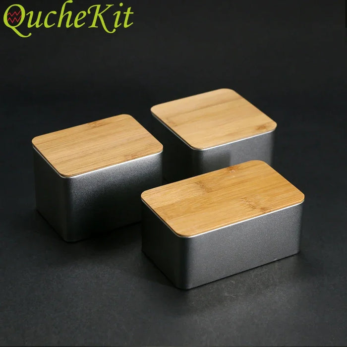Boîte de rangement en métal vintage avec couvercle en bois sur une table de cuisine
