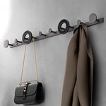 Porte-manteau mural aluminium avec vestes accrochées